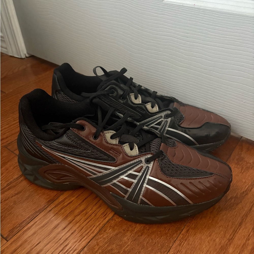 Men's Brown and Black Athletic Shoes